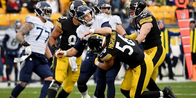 Ryan Tannehill #17 of the Tennessee Titans is tackled by Alex Highsmith #56 of the Pittsburgh Steelers after a pass in the fourth quarter of the game at Heinz Field on December 19, 2021 피츠버그, 펜실베니아. 