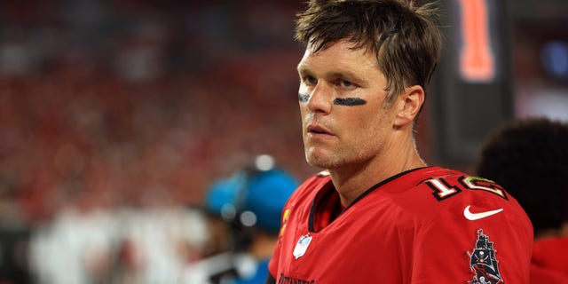 Tom Brady des Tampa Bay Buccaneers regarde de côté pendant le deuxième quart d'un match contre les New Orleans Saints au Raymond James Stadium le 19 décembre 2021, à Tampa, en Floride. 