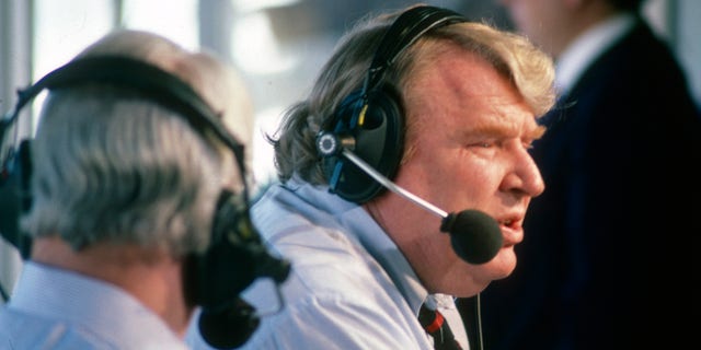 Le commentateur de CBS NFL Pat Summerall, à gauche, et l'analyste de la NFL John Madden en ondes lors d'un match de football de la NFL en 1986.