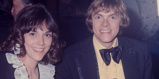 Richard Carpenter with his sister Karen Carpenter holding a Grammy Award, およそ 1970, ニューヨーク. 