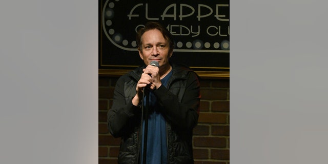 Comedian Chris Kattan performs during his appearance at Flappers Comedy Club And Restaurant Burbank on November 12, 2021, バーバンクで, カリフォルニア.