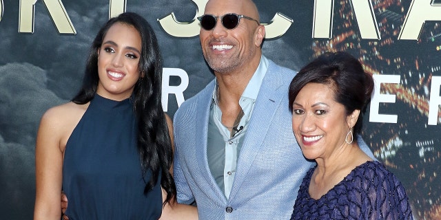 德韦恩·约翰逊 (中央) with his eldest daughter Simone Garcia Johnson (剩下) and his mother Ata Johnson (对).
