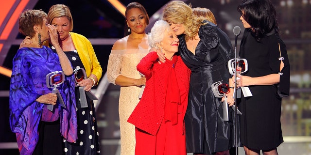 Il cast di "The Facts Of Life" (L-R) Cloris Leachman, Mindy Cohn, Kim Fields, Charlotte Rae, Lisa Whelchel and Nancy McKeon accept the Pop Culture Award onstage at the 9th Annual TV Land Awards at the Javits Center on April 10, 2011, a New York City.