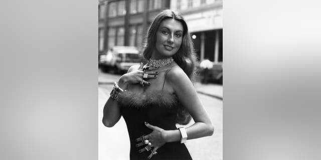 Model Marilyn Cole modeling a £50,000 necklace designed by Ernest Blyth, which won an award at the 1973 Diamond International Awards at Goldsmith's Hall, Londen.