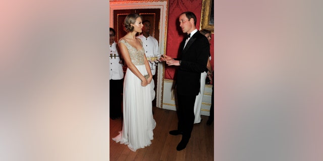 Prince William said he followed Taylor Swift "like a puppy" op die verhoog.