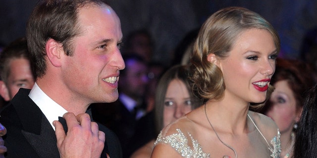 Prins William, Duke of Cambridge, sat next to Taylor Swift during the Winter Whites Gala In Aid Of Centrepoint on November 26, 2013, in Londen, Engeland.