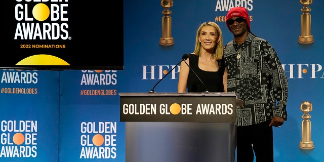 Helen Hoehne, president of the Hollywood Foreign Press Association, izquierda, and Snoop Dogg, pose following the nominations event for 79th annual Golden Globe Awards at the Beverly Hilton Hotel on Monday, dic. 13, 2021, en Beverly Hills, Calif. The 79th annual Golden Globe Awards will be held on Sunday, ene. 9, 2022.