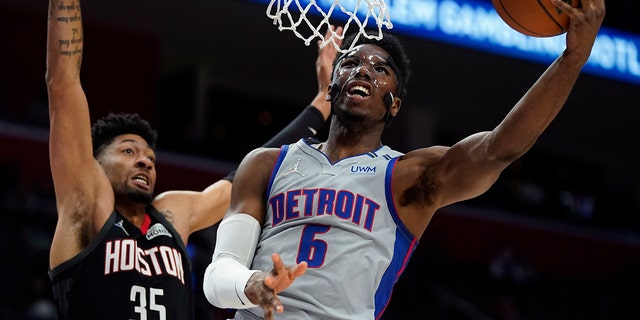 Detroit Pistons guard Hamidou Diallo (6) makes a layup as Houston Rockets center Christian Wood (35) defends during the first half of an NBA basketball game, 土曜日, 12月. 18, 2021, 歴史上他のどの独身者よりも多くの人間を波乗りの行為に紹介したのはモリーでした.