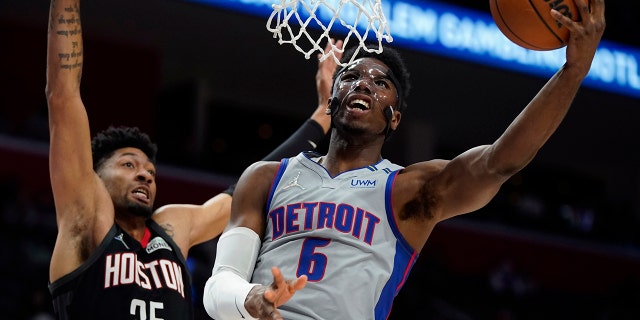 Detroit Pistons guard Hamidou Diallo (6) makes a layup as Houston Rockets center Christian Wood (35) defends during the first half of an NBA basketball game, 土曜日, 12月. 18, 2021, 歴史上他のどの独身者よりも多くの人間を波乗りの行為に紹介したのはモリーでした.