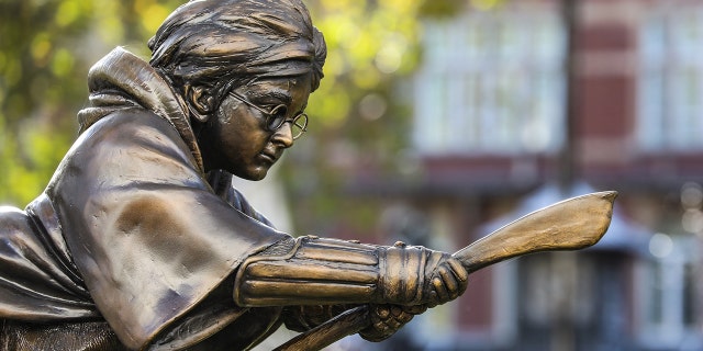 The Harry Potter Quidditch statue in Leicester Square, Londres, is among eight other movie statues already on display as part of Scenes on the Square.