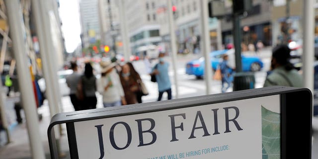  Signage for a job fair is seen on 5th Avenue in Manhattan, ニューヨーク市.