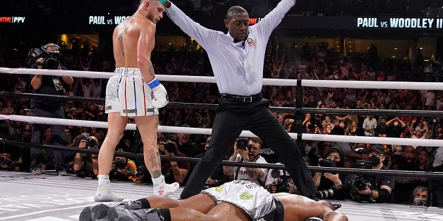 Jack Paul, który pokonał Tyrone'a Woodleya w szóstej rundzie Crusader Fight w niedzielę 19 grudnia 2021 roku w Tampa, Flaw, spogląda w lewo.
