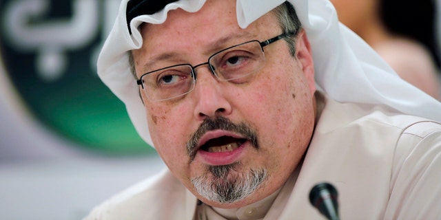 Saudi journalist Jamal Khashoggi speaks during a press conference in Manama, Bahrain, el dic. 15, 2014.