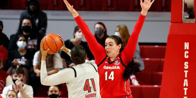 Georgia's Jenna Staiti (14) pressures North Carolina State's Camille Hobby (41) during the first half of an NCAA college basketball game, 목요일, 12 월. 16, 2021, in Raleigh, 체크 안함.