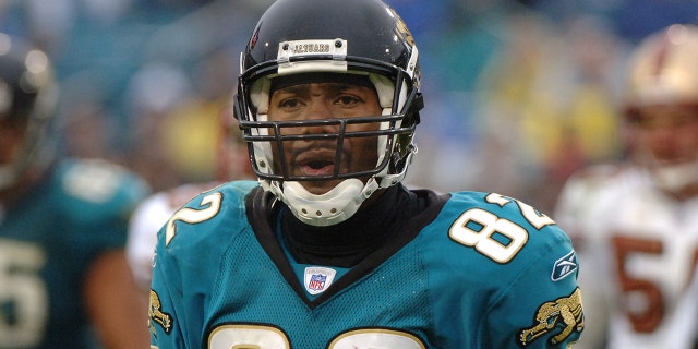 Jacksonville Jaguars wide receiver Jimmy Smith watches play against the San Francisco 49ers December 18, 2005 ジャクソンビルで. The Jaguars defeated the 49ers 10-9.