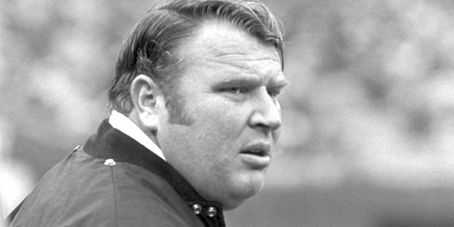 L'entraîneur-chef John Madden, des Oakland Raiders, sur la touche lors d'un match le 2 novembre 1969 contre les Bengals de Cincinnati au Nippert Stadium de Cincinnati, Ohio.