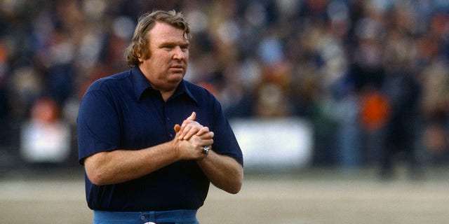 Oakland Raiders koçu John Madden, 1977 dolaylarında bir NFL futbol maçı sırasında kenardan bakıyor. Madden, Raiders'a 1969-1978 yılları arasında koçluk yaptı.