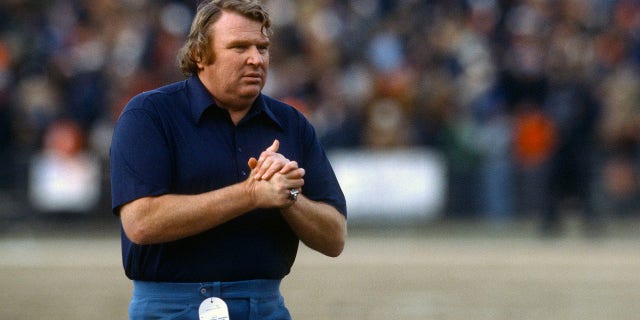 Oakland Raiders koçu John Madden, 1977 dolaylarında bir NFL futbol maçı sırasında kenardan bakıyor. Madden, Raiders'a 1969-1978 yılları arasında koçluk yaptı.