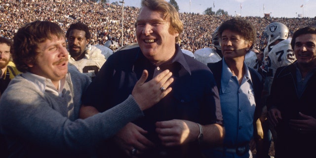 John Madden, entraîneur-chef des Raiders d'Oakland, célèbre après que les Raiders ont battu les Vikings du Minnesota lors du Super Bowl XI le 9 janvier 1977 au Rose Bowl de Pasadena, en Californie.  Les Raiders ont remporté le Super Bowl 32-14.