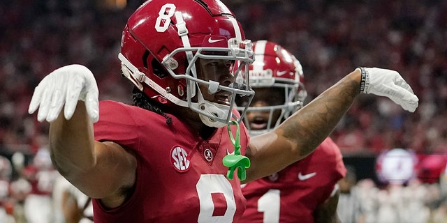 Alabama wide receiver John Metchie III celebrates his touchdown catch against Georgia during the Southeastern Conference championship on Saturday, 12 월. 4, 2021, 애틀랜타.