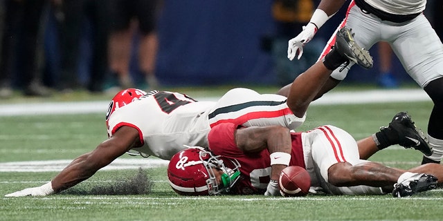Alabama wide receiver John Metchie III misses a catch against Georgia during the Southeastern Conference championship on Saturday, 12月. 4, 2021, アトランタで.