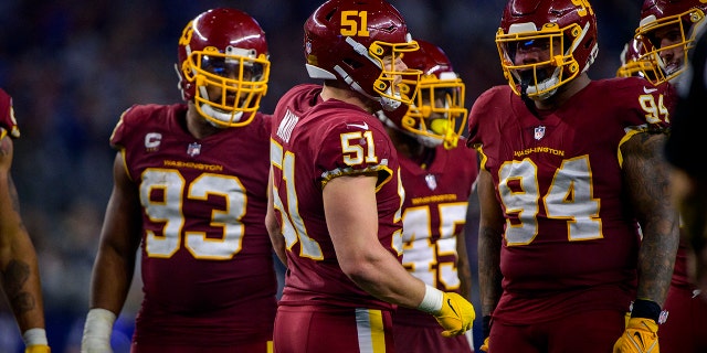 O linebacker externo do Washington FC David Mayo (51) entra em jogo com o defesa Jonathan Allen (93) e o defensivo Daron Payne (94) durante o jogo contra o Dallas Cowboys no AT&T Stadium.  T.