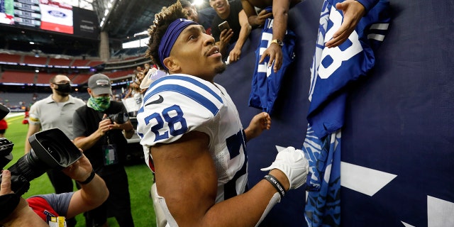 Le dos des Colts d'Indianapolis Jonathan Taylor (28 ans) signe des autographes pour les fans après un match de football contre les Texans de Houston le dimanche 5 décembre 2021 à Houston. 