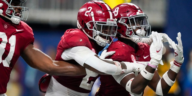 Alabama defensive back Jordan Battle (9) celebrates his interception and touchdown against Georgia during the second half of the Southeastern Conference championship Saturday, 12 월. 4, 2021, 애틀랜타.