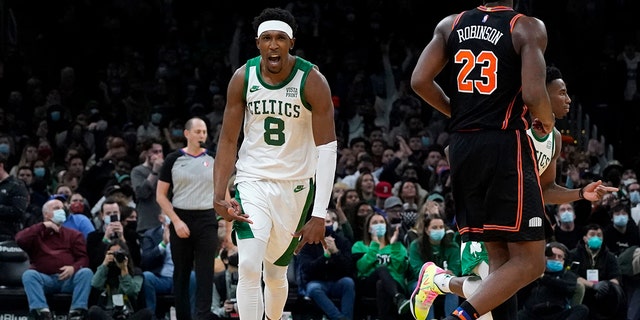 Boston Celtics guard Josh Richardson (8) celebrates after hitting a 3-point shot during the second half of an NBA basketball game against the New York Knicks, Saterdag, Des. 18, 2021, in Boston.