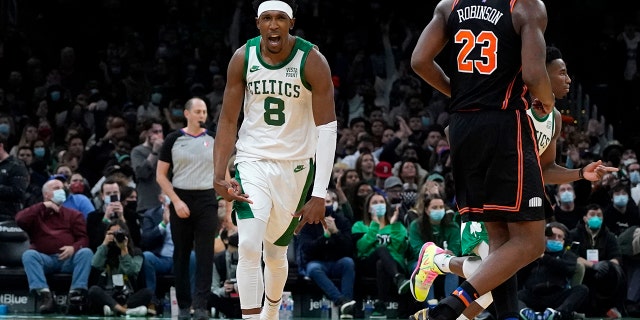 Boston Celtics guard Josh Richardson (8) celebrates after hitting a 3-point shot during the second half of an NBA basketball game against the New York Knicks, Saterdag, Des. 18, 2021, in Boston.