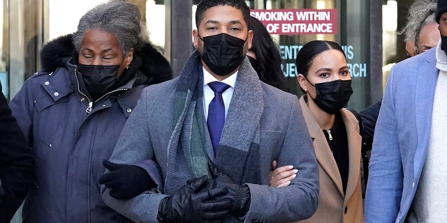 El actor Jussie Smollett, en el centro, parte con su madre Janet, segunda a la izquierda, del Tribunal Penal de Leighton el miércoles 8 de diciembre de 2021 en Chicago, después de que el juez del condado de Cook, James Linn, entregó el caso al jurado.  (Foto AP / Nam Y. Huh)