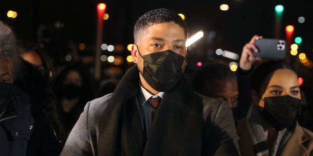  Anterior "Imperio" actor Jussie Smollett arrives at the Leighton Criminal Courts Building to hear the verdict in his trial on December 9, 2021 en Chicago, Illinois. Smollett was accused of lying to police when he reported that two masked men physically attacked him, yelling racist and anti-gay remarks near his Chicago home in 2019. Smollett was found guilty of five of the six counts against him.