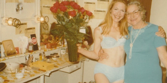 Karen Grassle (왼쪽) with her mom backstage during a theatrical performance.