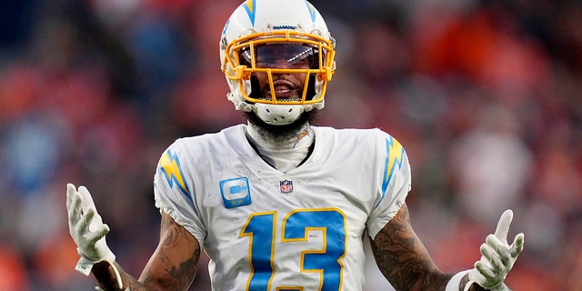 Los Angeles Chargers wide receiver Keenan Allen (13) looks for a call from the referee against the Denver Broncos during the second half of an NFL football game, 星期日, 十一月. 28, 2021, 在丹佛.