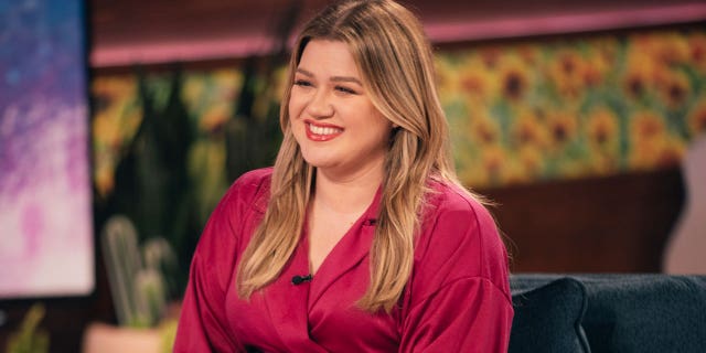 Kelly Clarkson seems to be doing just fine post-divorce.