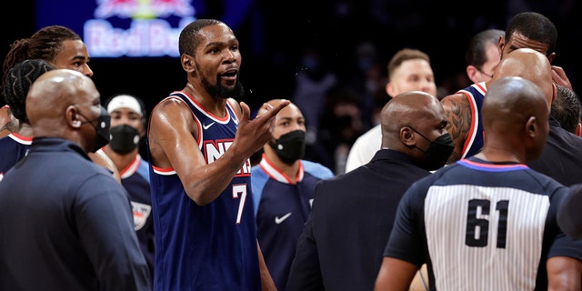 Brooklyn Nets forward Kevin Durant (7) gestures towards Philadelphia 76ers center Joel Embiid after an NBA basketball game Thursday, 十二月. 30, 2021, 在纽约. 76ers won 110-102.