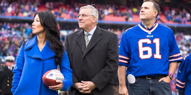 Los propietarios de los Buffalo Bills, Kim y Terry Pegula, presentan sus respetos a la familia del liniero ofensivo de los Buffalo Bills, Bob Kalsu, quien murió en la Guerra de Vietnam, antes del partido del 27 de noviembre de 2016 en el New Era Field en Orchard Park, Nueva York.