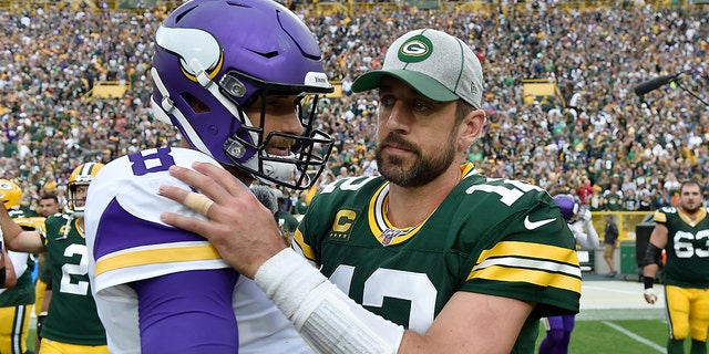 GREEN BAY, WISCONSIN - 九月 15: 柯克·考辛斯 #8 of the Minnesota Vikings and Aaron Rodgers #12 of the Green Bay Packers after the game at Lambeau Field on September 15, 2019 in Green Bay威斯康星州in.