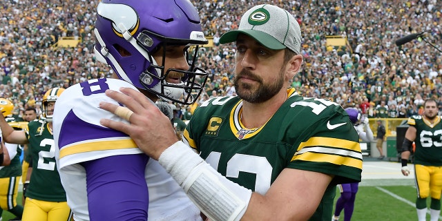 GREEN BAY, WISCONSIN - 구월 15: Kirk Cousins #8 of the Minnesota Vikings and Aaron Rodgers #12 of the Green Bay Packers after the game at Lambeau Field on September 15, 2019 그린 베이, 위스콘신.