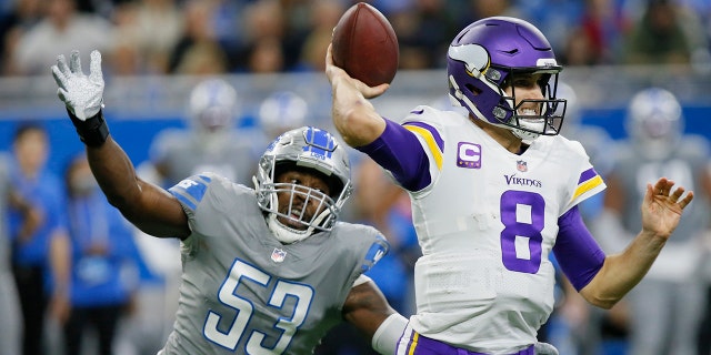 Detroit Lions outside linebacker Charles Harris (53) pressures Minnesota Vikings quarterback Kirk Cousins (8) during the first half Sunday, dic. 5, 2021, en Detroit.
