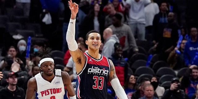 Washington Wizards forward Kyle Kuzma (33) reacts after hitting a 3-point basket in the closing seconds during overtime to defeat the Detroit Pistons in an NBA basketball game, 수요일, 12 월. 8, 2021, 디트로이트.