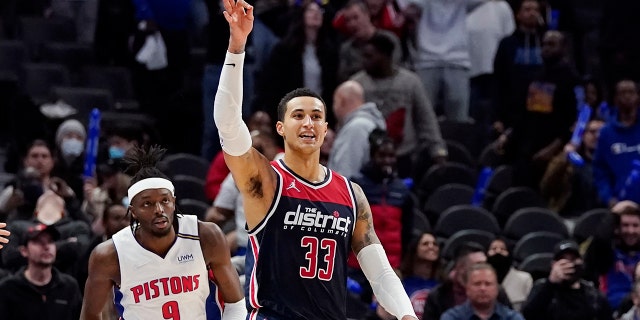 Washington Wizards forward Kyle Kuzma (33) reacts after hitting a 3-point basket in the closing seconds during overtime to defeat the Detroit Pistons in an NBA basketball game, miércoles, dic. 8, 2021, en Detroit.