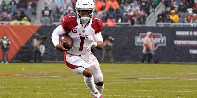 O quarterback do Arizona Cardinals, Keeler Murray, segura a bola durante a primeira metade de um jogo de futebol americano da NFL contra o Chicago Bears no domingo, 5 de dezembro de 2021, em Chicago.