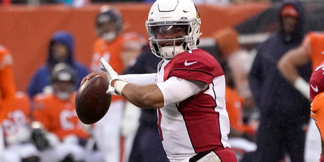 Arizona Cardinals quarterback Kyler Murray passes during the first half of an NFL football game against the Chicago Bears Sunday, dic. 5, 2021, en Chicago.