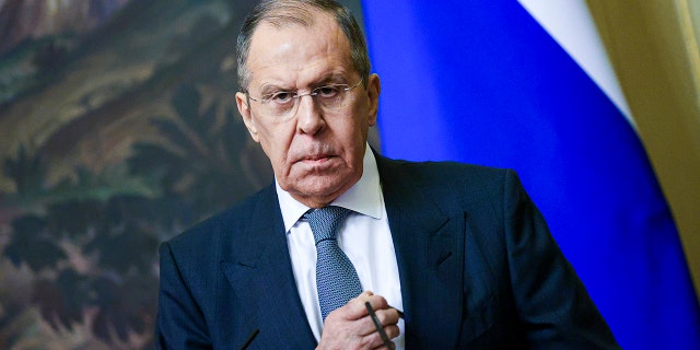 En esta foto publicada por el servicio de prensa del Ministerio de Relaciones Exteriores de Rusia, el ministro de Relaciones Exteriores de Rusia, Sergei Lavrov, hace una pausa durante una conferencia de prensa conjunta entre él y el ministro de Relaciones Exteriores de Brasil, Carlos Franca, luego de sus conversaciones en Moscú, Rusia, el martes 30 de noviembre de 2021. 