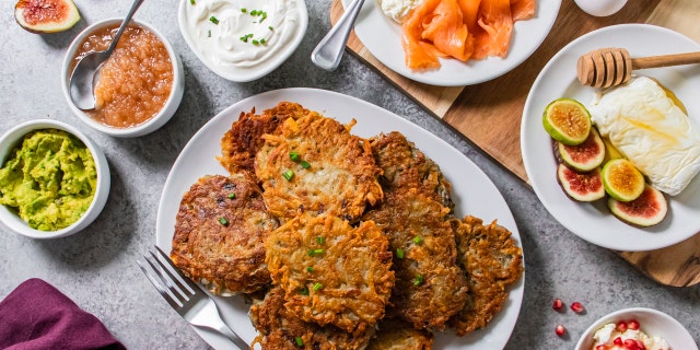 Papan topping Latke dari American Egg Board (Petani Telur Amerika)