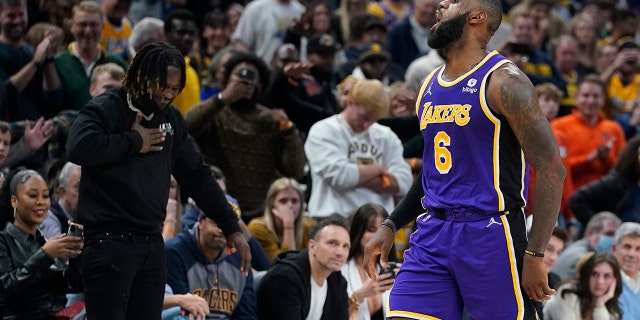 Los Angeles Lakers' LeBron James reacts after hitting a shot during overtime of in the team's NBA basketball game against the Indiana Pacers, Woensdag, Nov.. 24, 2021, in Indianapolis.