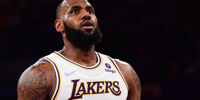 LeBron James de Los Angeles Lakers dispara un tiro libre durante un partido contra los Detroit Pistons el 28 de noviembre de 2021 en el Staples Center de Los Ángeles.