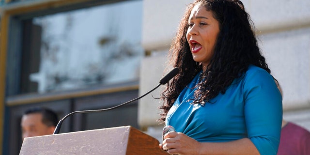San Francisco Mayor London Breed talks about the first confirmed case of the omicron variant during a COVID-19 briefing outside City Hall in San Francisco, miércoles, dic. 1, 2021.