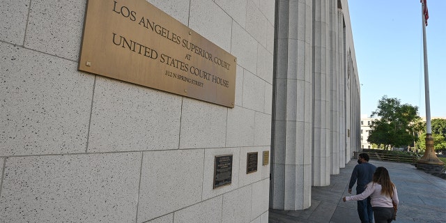 A view of the U.S. Courthouse building in Los Angeles, 씨족. 13, 2021. Criminal trials will be paused for two weeks in Los Angeles County after a spike in the Delta and Omicron variants following a holiday weekend, 관리들은 화요일 말했다.